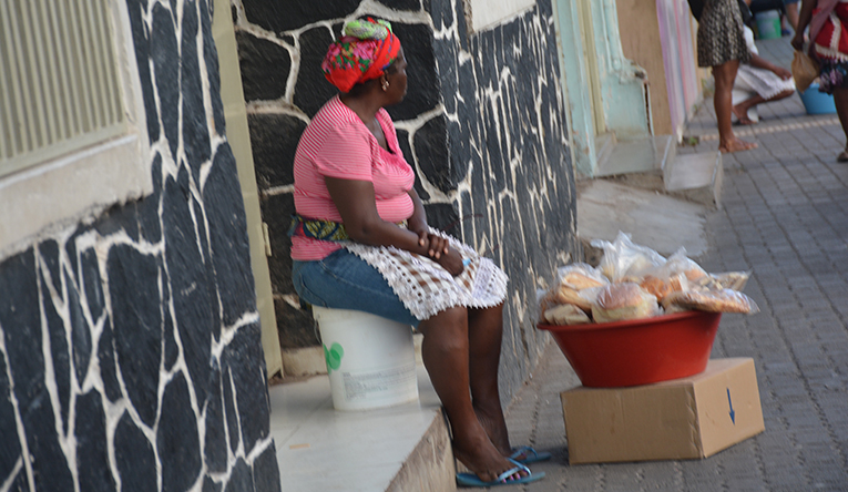 mulher a vender