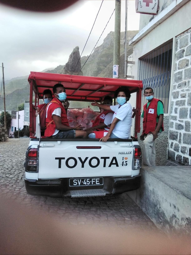 distribuindo cestas básicas
